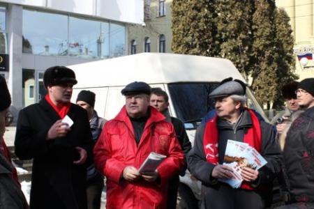 В центре Краснодара после акции "Красные в городе" состоялась встреча депутатов Госдумы от КПРФ с жителями города