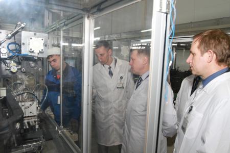 Депутат Госдумы Анатолий Локоть посетил завод литий-ионных батарей «Лиотех»