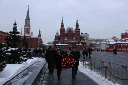 Члены Исполкома Совета СКП-КПСС возложили цветы к Мавзолею В.И. Ленина и захоронениям у Кремлевской стены