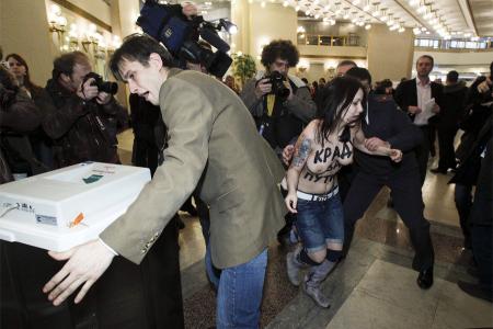 "Украду за Путина!". Голый скандал на участке, где голосовал премьер