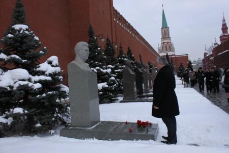 Члены Исполкома Совета СКП-КПСС возложили цветы к Мавзолею В.И. Ленина и захоронениям у Кремлевской стены