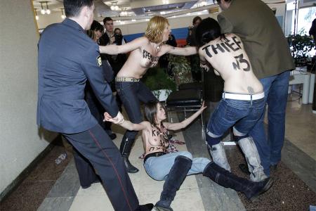 "Украду за Путина!". Голый скандал на участке, где голосовал премьер