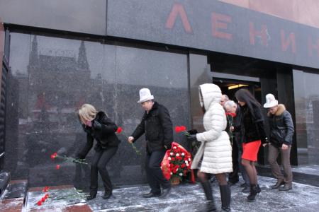 Члены Исполкома Совета СКП-КПСС возложили цветы к Мавзолею В.И. Ленина и захоронениям у Кремлевской стены