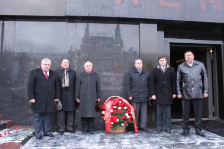 Члены Исполкома Совета СКП-КПСС возложили цветы к Мавзолею В.И. Ленина и захоронениям у Кремлевской стены