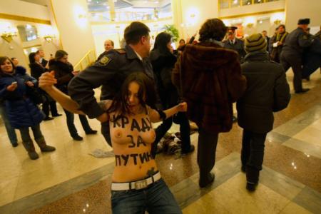"Украду за Путина!". Голый скандал на участке, где голосовал премьер