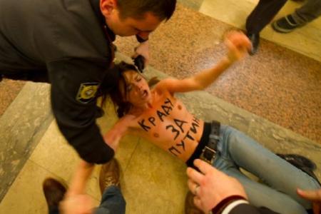 "Украду за Путина!". Голый скандал на участке, где голосовал премьер