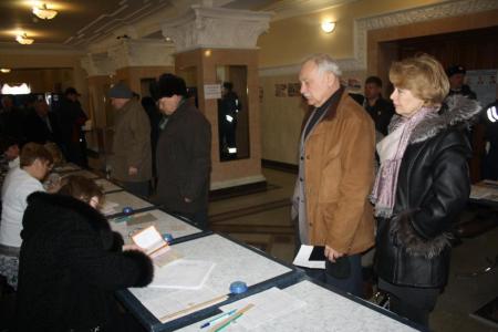 С.В. Муравленко проголосовал с супругой  в городе Шебекино Белгородской области и заявил: «Сегодня проиграет действующая власть» 