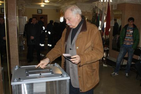 С.В. Муравленко проголосовал с супругой  в городе Шебекино Белгородской области и заявил: «Сегодня проиграет действующая власть» 