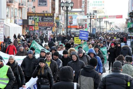 Видео. Екатеринбург. Власть вместе с лавочниками устроила митинг за снос памятника у "Пассажа". Комсомольское расследование