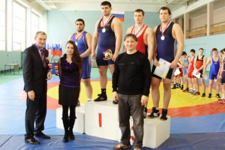 Первенство Центрального Федерального округа по вольной борьбе среди юниоров прошло в Калуге. Участникам вручены призы от калужских коммунистов