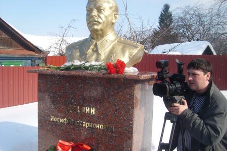 Пензенские коммунисты возложили цветы к памятнику И.В. Сталину