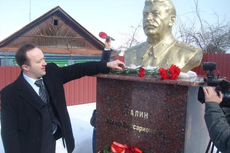 Пензенские коммунисты возложили цветы к памятнику И.В. Сталину
