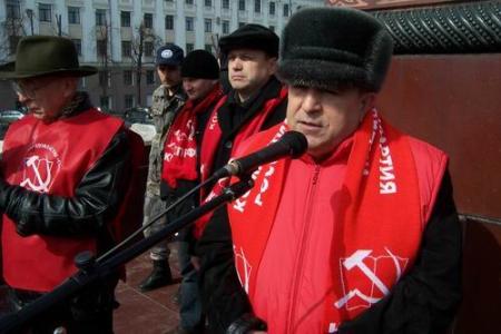 Татарстан, Казань: «За достойную жизнь!», «Россия требует перемен!», «Россия, НАТО – не друзья, не пара!», «С Америкой соревноваться на стадионе, а не на полигоне!»