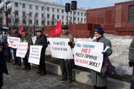 Татарстан, Казань: «За достойную жизнь!», «Россия требует перемен!», «Россия, НАТО – не друзья, не пара!», «С Америкой соревноваться на стадионе, а не на полигоне!»