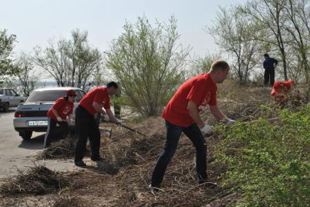 Волгоградские коммунисты приняли участие в ленинских субботниках