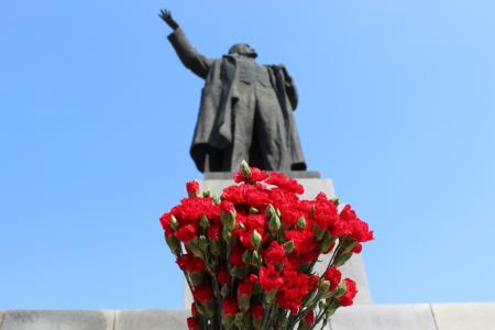 Торжественное возложение цветов к памятнику В.И. Ленину в Екатеринбурге