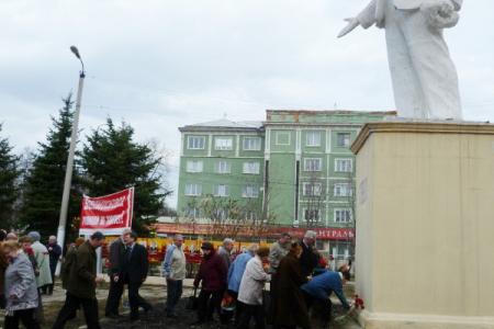 В Тульской области день рождения В.И. Ленина встретили субботниками, возложениями цветов и пленумом обкома КПРФ