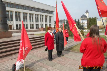 Калужане возложили цветы к памятнику В.И.Ленина