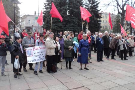 Пермь. Коммунисты и комсомольцы возложили цветы к памятнику В.И. Ленину   