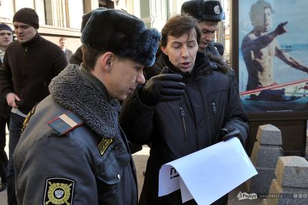 Восемь пикетчиков задержаны около здания Госдумы. Протестующих поддержал депутат-коммунист В.Н. Тетекин