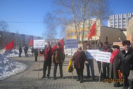 В Сургуте состоялся митинг КПРФ за честные выборы и против создания военной базы НАТО в России