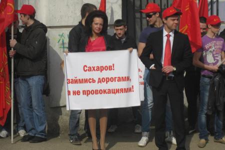 Владимир: Прочь, провокаторы! Комсомол за губернатора!