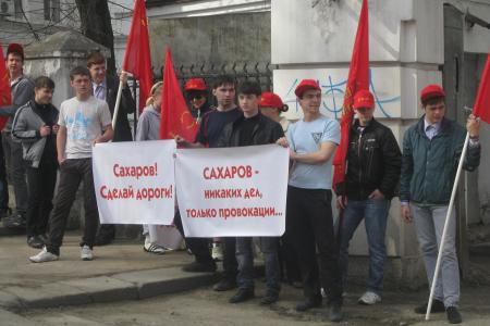 Владимир: Прочь, провокаторы! Комсомол за губернатора!