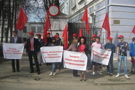 Владимир: Прочь, провокаторы! Комсомол за губернатора!