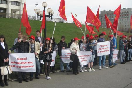 Владимир: Прочь, провокаторы! Комсомол за губернатора!