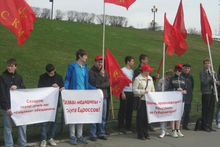 Владимир: Прочь, провокаторы! Комсомол за губернатора!