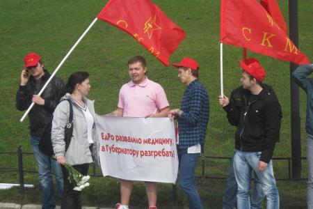 Владимир: Прочь, провокаторы! Комсомол за губернатора!