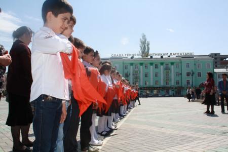 Дагестан: Торжественный прием в пионеры на главной площади Махачкалы