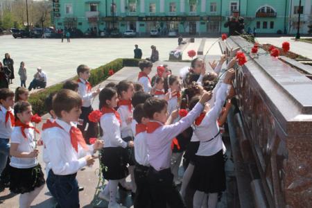 Дагестан: Торжественный прием в пионеры на главной площади Махачкалы