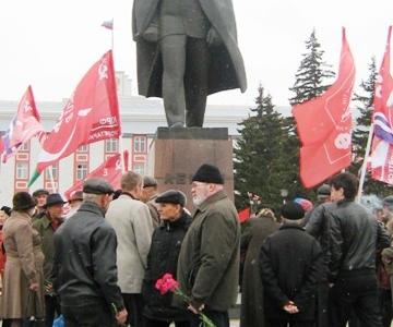 Барнаул. Коммунисты протестуют против намерений краевых и городских властей снести памятник В.И. Ленину в центре города