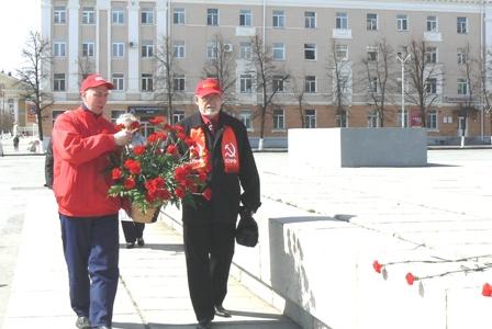 Курган: Ленин жил, Ленин жив, Ленин будет жить!