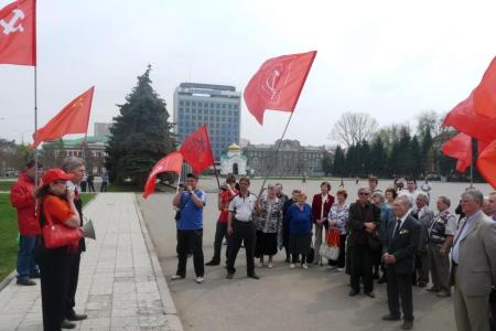 Саратовские коммунисты возложили цветы к памятнику В.И. Ленину