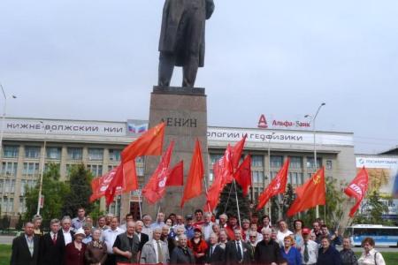 Саратовские коммунисты возложили цветы к памятнику В.И. Ленину