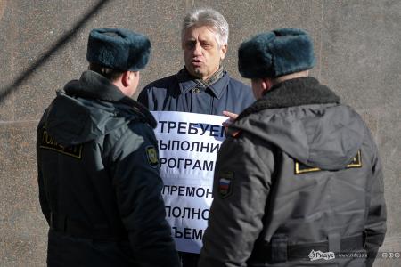 Восемь пикетчиков задержаны около здания Госдумы. Протестующих поддержал депутат-коммунист В.Н. Тетекин