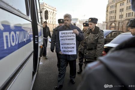 Восемь пикетчиков задержаны около здания Госдумы. Протестующих поддержал депутат-коммунист В.Н. Тетекин