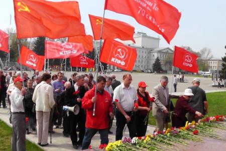Саратовские коммунисты возложили цветы к памятнику В.И. Ленину