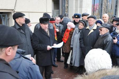 В.Ф. Рашкин: «Мы будем отстаивать наше право на проведение митинга 7 апреля на Театральной площади!» У мэрии Москвы прошла встреча депутатов-коммунистов с избирателями