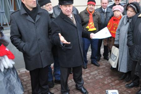 В.Ф. Рашкин: «Мы будем отстаивать наше право на проведение митинга 7 апреля на Театральной площади!» У мэрии Москвы прошла встреча депутатов-коммунистов с избирателями