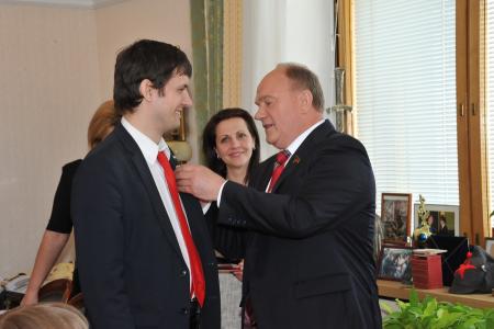 Г.А. Зюганов наградил памятной медалью КПРФ «300 лет М.В. Ломоносову» группу выпускников МГУ