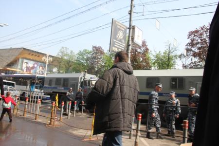 Похождения Руста-2. Москвич с "автоматическим оружием" на шее ради эксперимента без всяких проблем преодолел полицейские заграждения