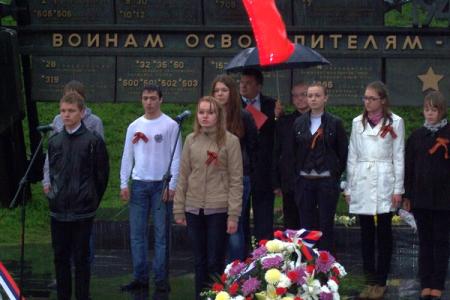 Великий Новгород: Цветы к монументу Победы