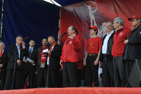 Первомайская демонстрация КПРФ в Москве (фоторепортаж)