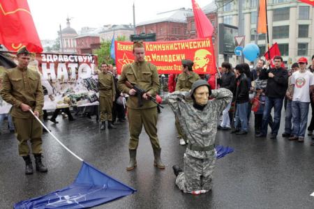 Долой НАТО! Комсомольский флэш-моб в Москве на митинге 9 мая