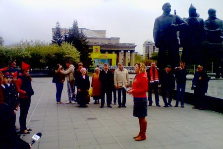 На площади Ленина в Новосибирске приняли новых пионеров