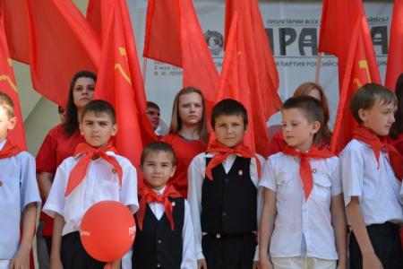 Видео. Ростов-на-Дону. Концерт в честь 100-летия "Правды" и 90-летия пионерии 