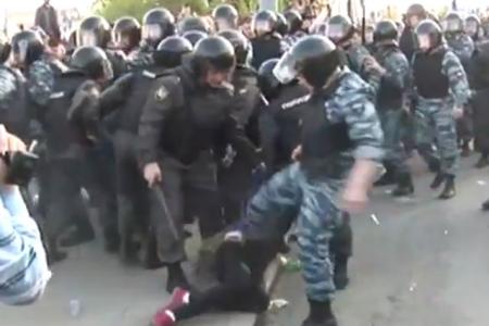 NEWSRU.COM. КПРФ просит разобраться: на видео с 6 мая омоновец пинает в живот беременную женщину